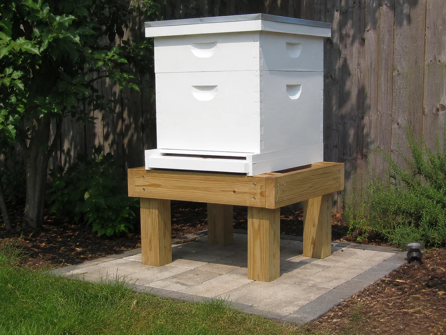  raised backyard beehive stand for summer airflow and moisture control