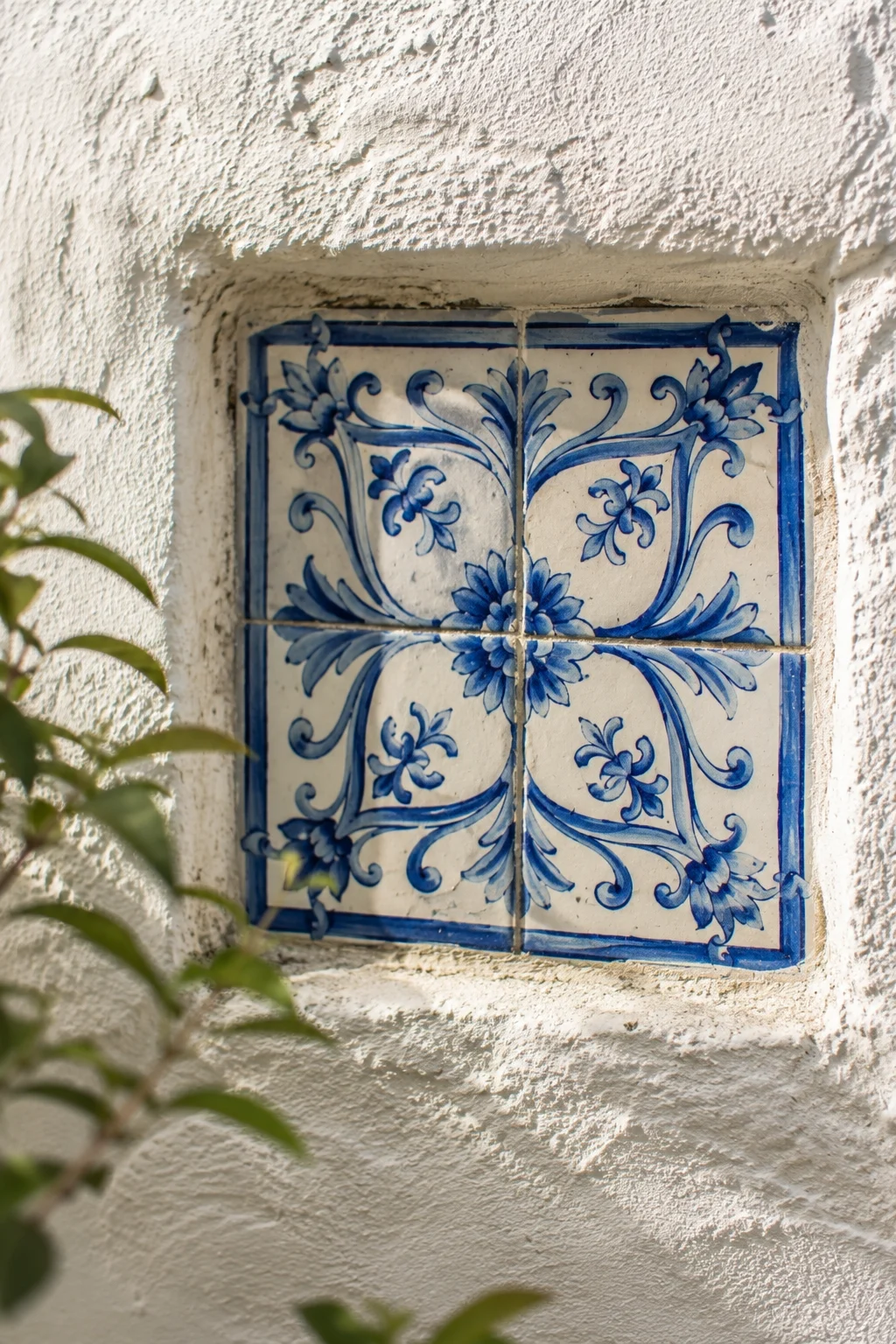blue and white tile accent Mediterranean garden idea